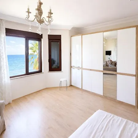 Beachfront Duplex 3-br In Pelitkoey, Access Villa