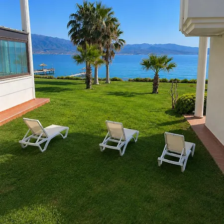 Beachfront Duplex 3-br In Pelitkoey, Access Villa